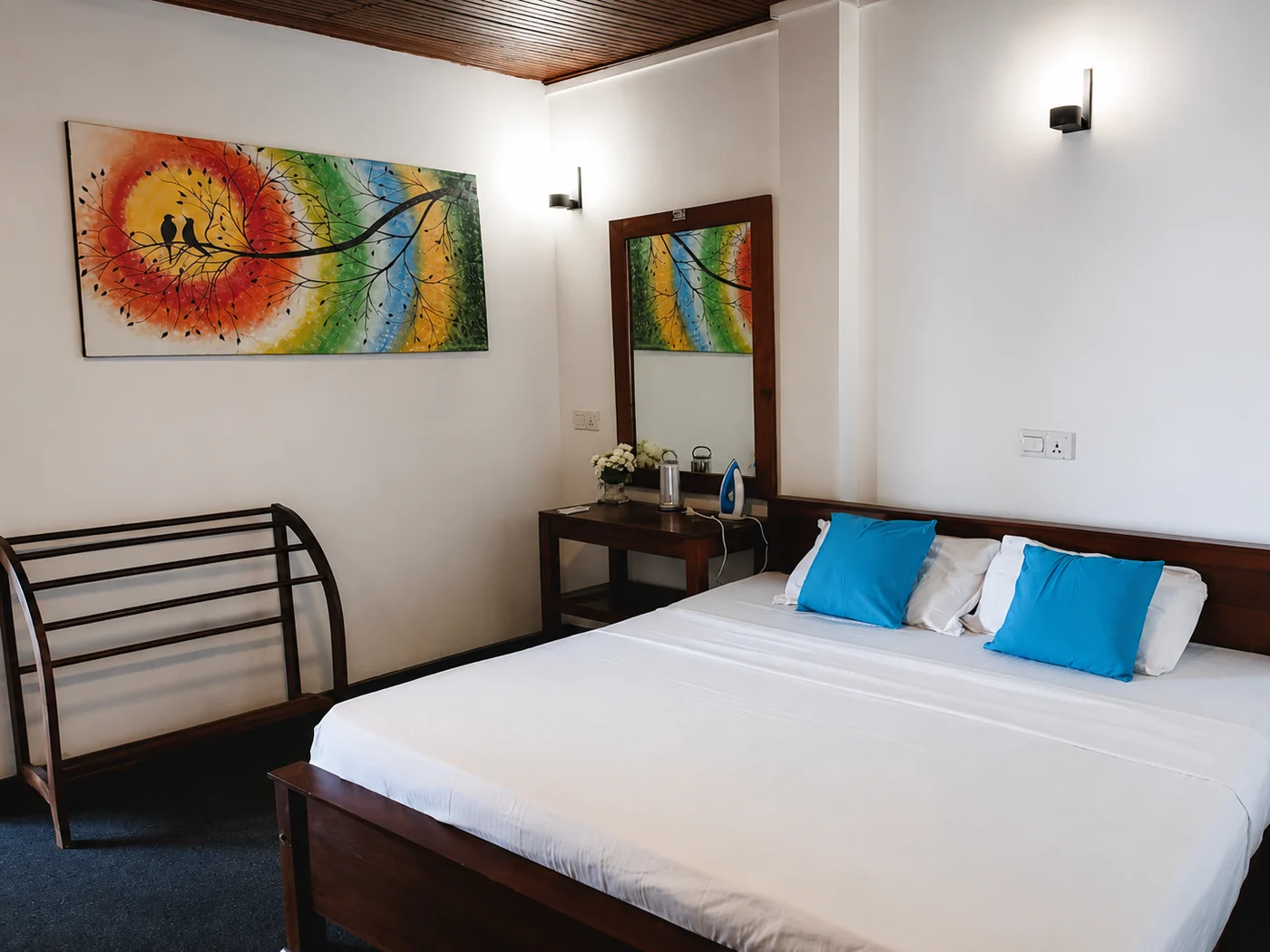 Villa Yuvin bedroom with artwork